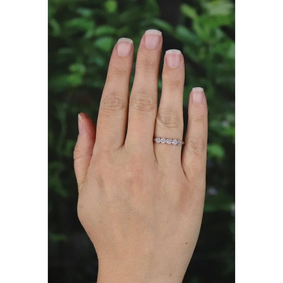 10k White Gold Diamond Flower Band Ring Stackable Size 7 1/4 - Picture 2 of 7